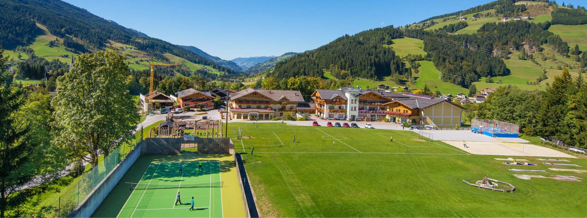 Die Jugendhotels Markushof im Sommer mit einem großen Spiel- und Sportareal in Wagrain-Kleinarl, Salzburger Land
