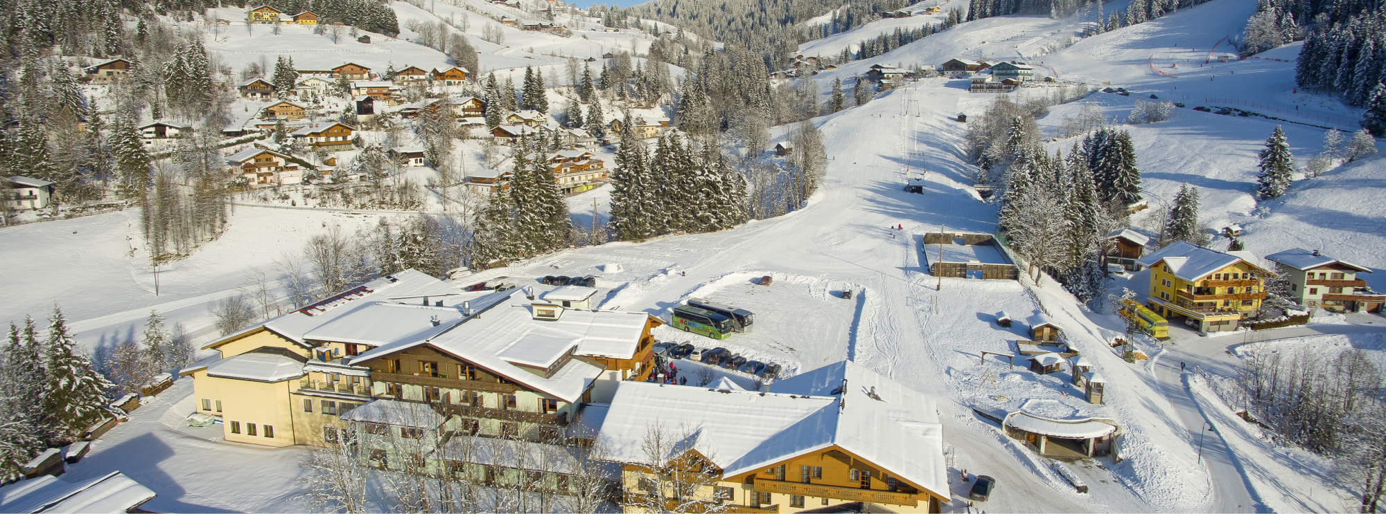 Skiabfahrt bis vor die Haustüre im Skiurlaub im Jugendhotel Markushof